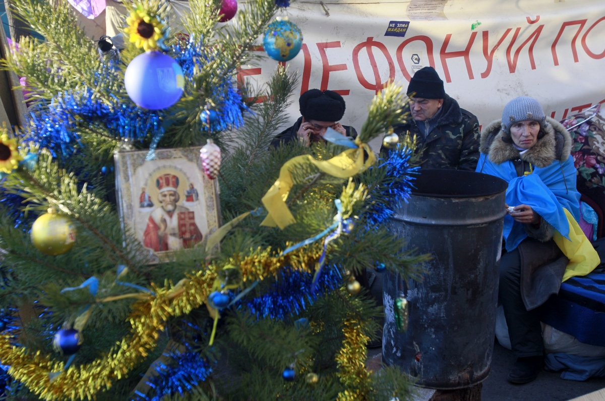 The demonstrations don't stop for Christmas in Ukraine. Pro-European integration protesters warm themselves near a stove and a Christmas tree during a rally in Independence square in Kiev. The demonstrations don't stop for Christmas in Ukraine. Pro-European integration protesters warm themselves near a stove and a Christmas tree during a rally in Independence square in Kiev.