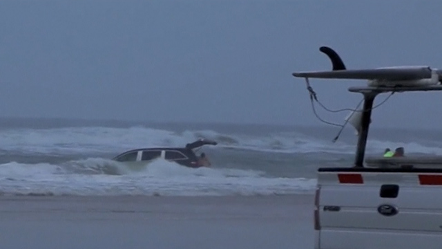 Rescuers Pull 3 Children from Minivan in the Ocean