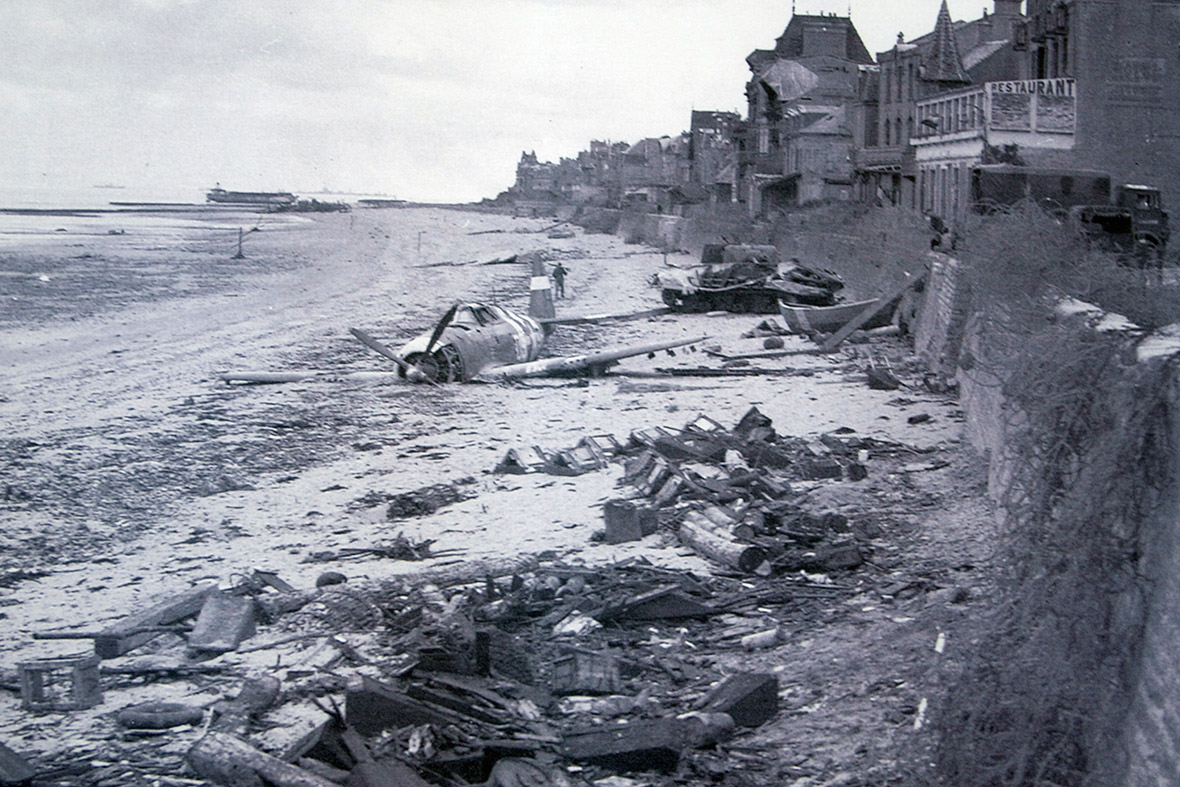 Junho 194: Um avião de caça caiu EUA é visto em frente ao mar algum tempo depois que as forças canadenses desembarcaram em uma zona de desembarque do Dia D Juno Beach em Saint-Aubin-sur-Mer, França