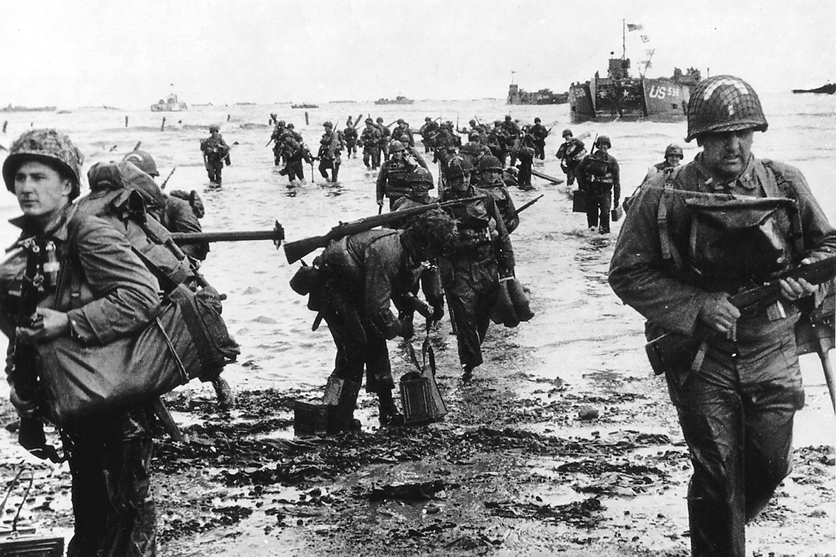 6 de junho de 1944: reforços dos EUA pousar na praia de Omaha na Normandia durante os desembarques do Dia D perto Vierville sur Mer, França