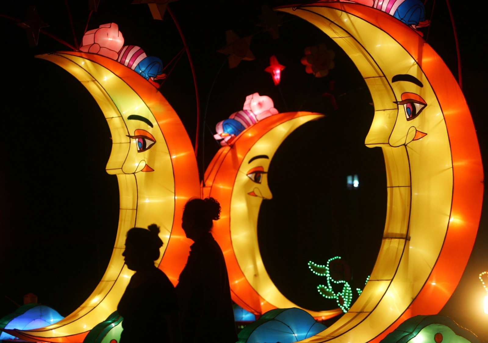 mid-autumn-festival-2015-china-s-mooncake-holiday-celebrations-in-pictures