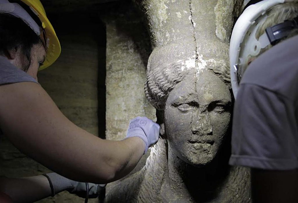 caryatids-have-been-discovered-ancient-amphipolis-tomb-greece.jpg