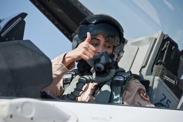 http://d.ibtimes.co.uk/en/full/1401176/first-female-pilot-uae.jpg