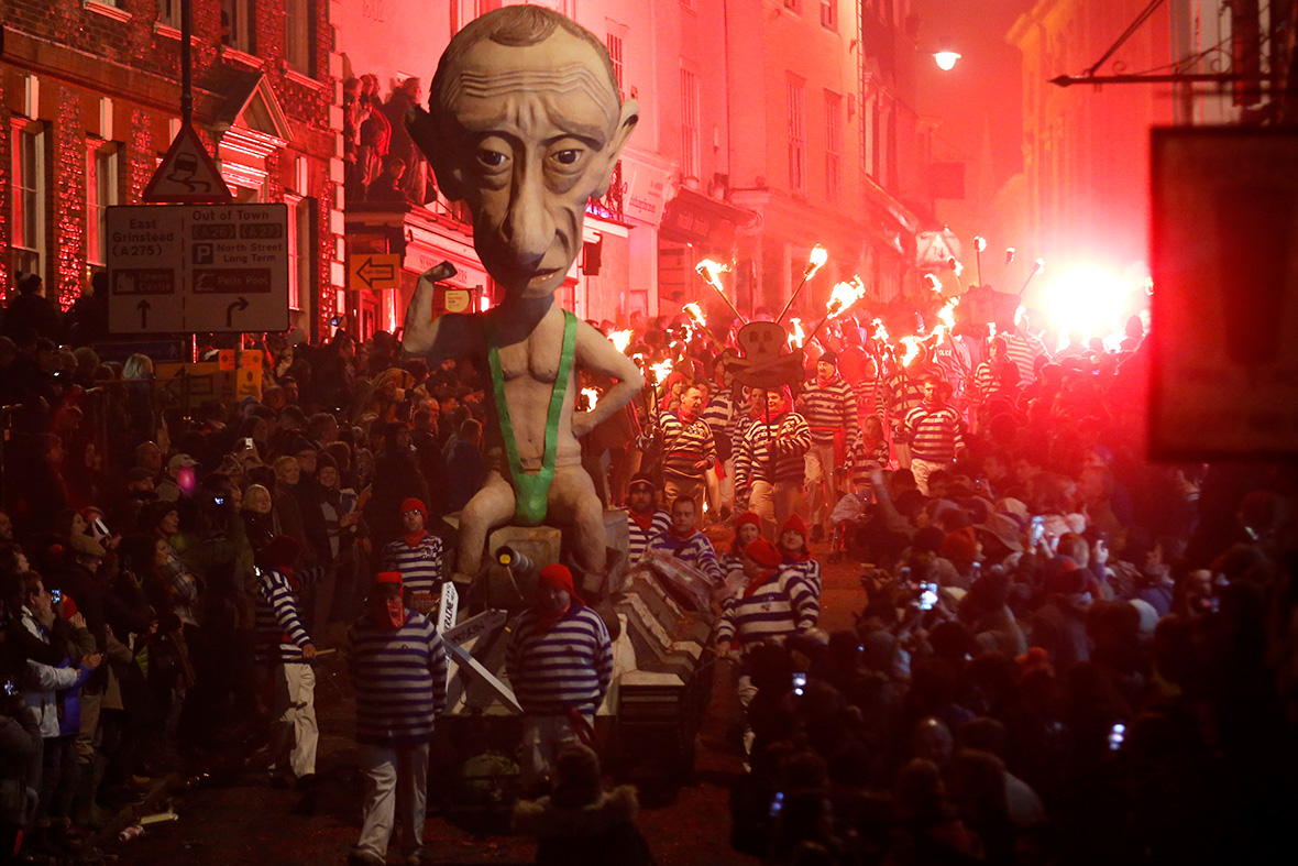 http://d.ibtimes.co.uk/en/full/1408249/bonfire-night-lewes.jpg