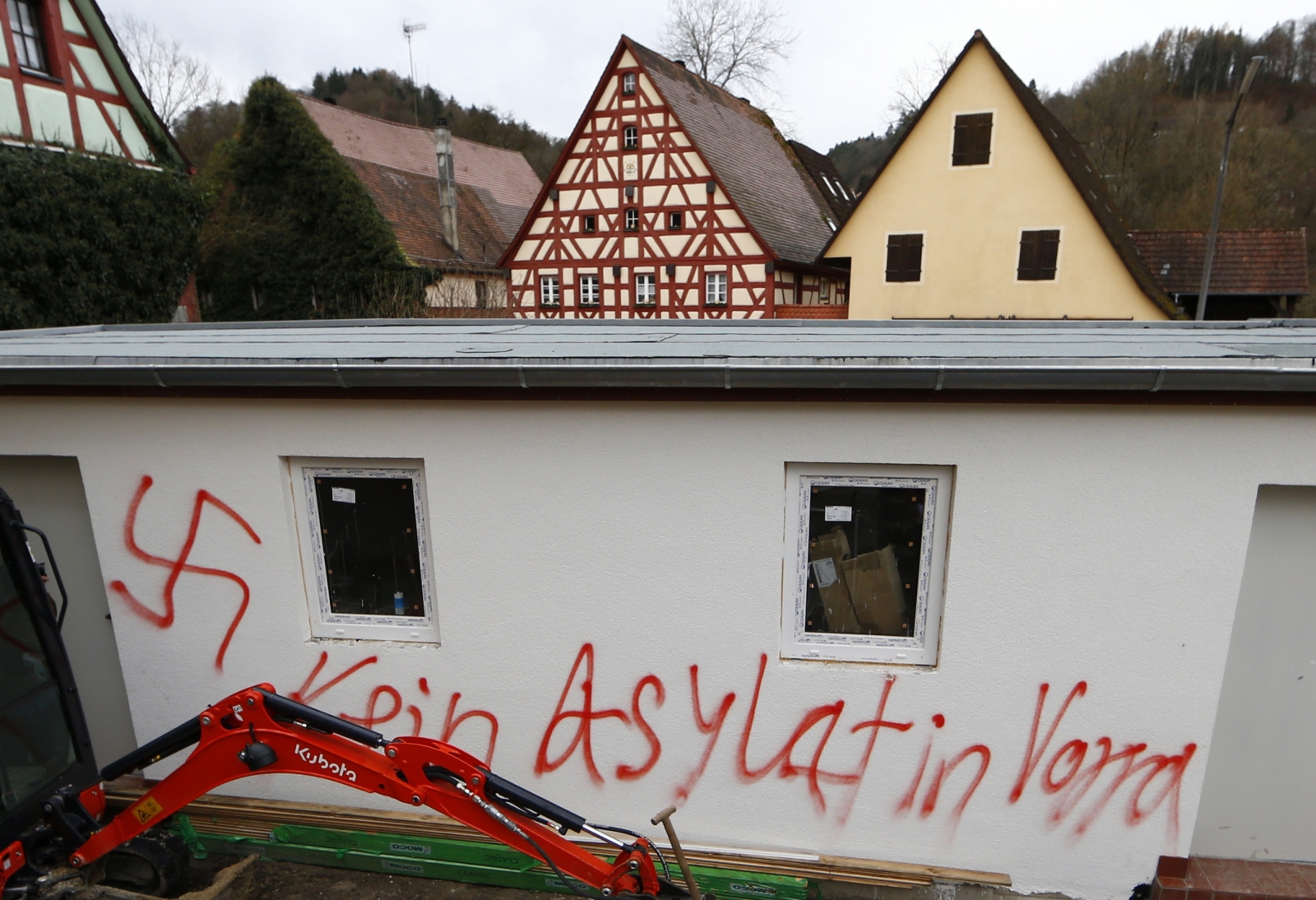 Germany: 'Neo-nazis' in arson attack against asylum seekers centre Germany: 'Neo-nazis' in arson attack against asylum seekers centre