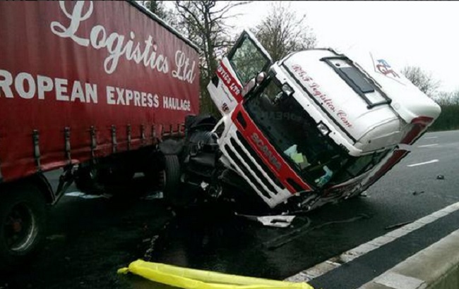 M25 Remains Closed After Jack-knifed Lorry Crashes Into Van And Central ...