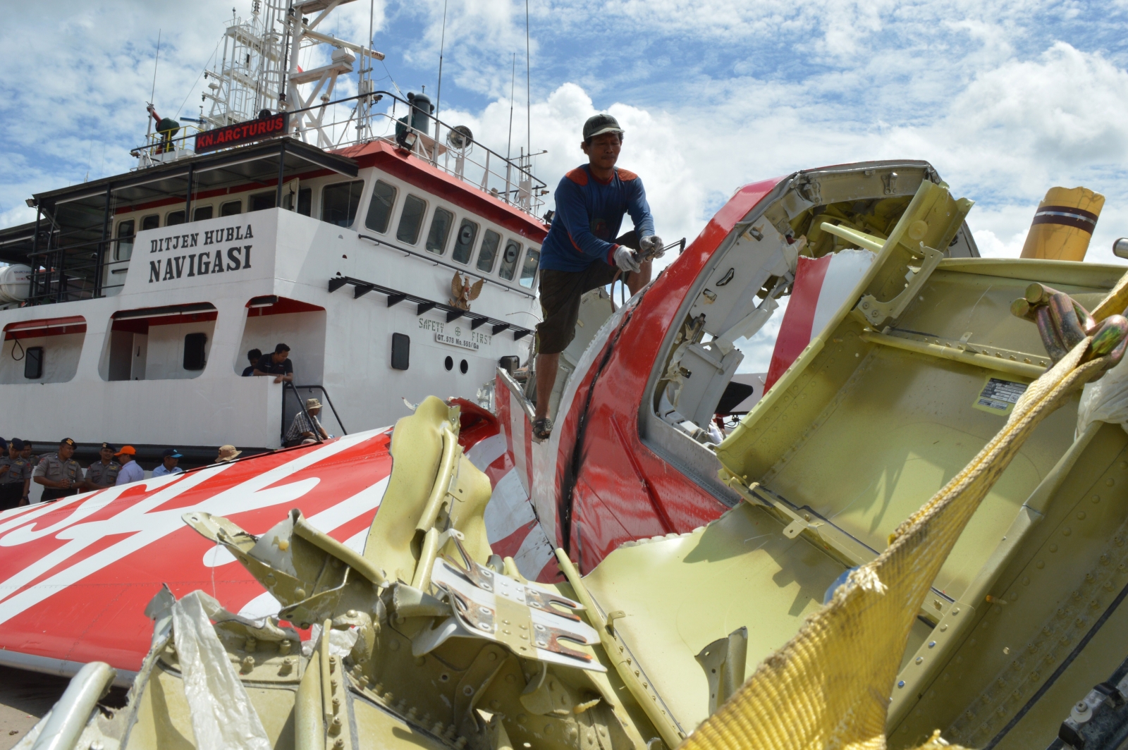 AirAsia QZ8501: Co-pilot's Body Recovered From Crashed Plane On Sea Floor