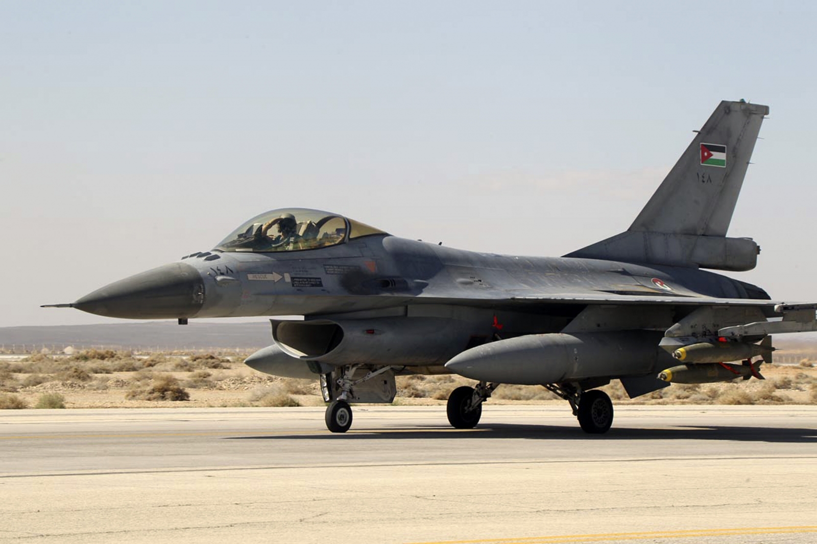 http://d.ibtimes.co.uk/en/full/1423152/royal-jordanian-air-force-plane-takes-off-air-base-strike-islamic-state-syrian-city-raqq.jpg?w=735&h=490&l=50&t=40