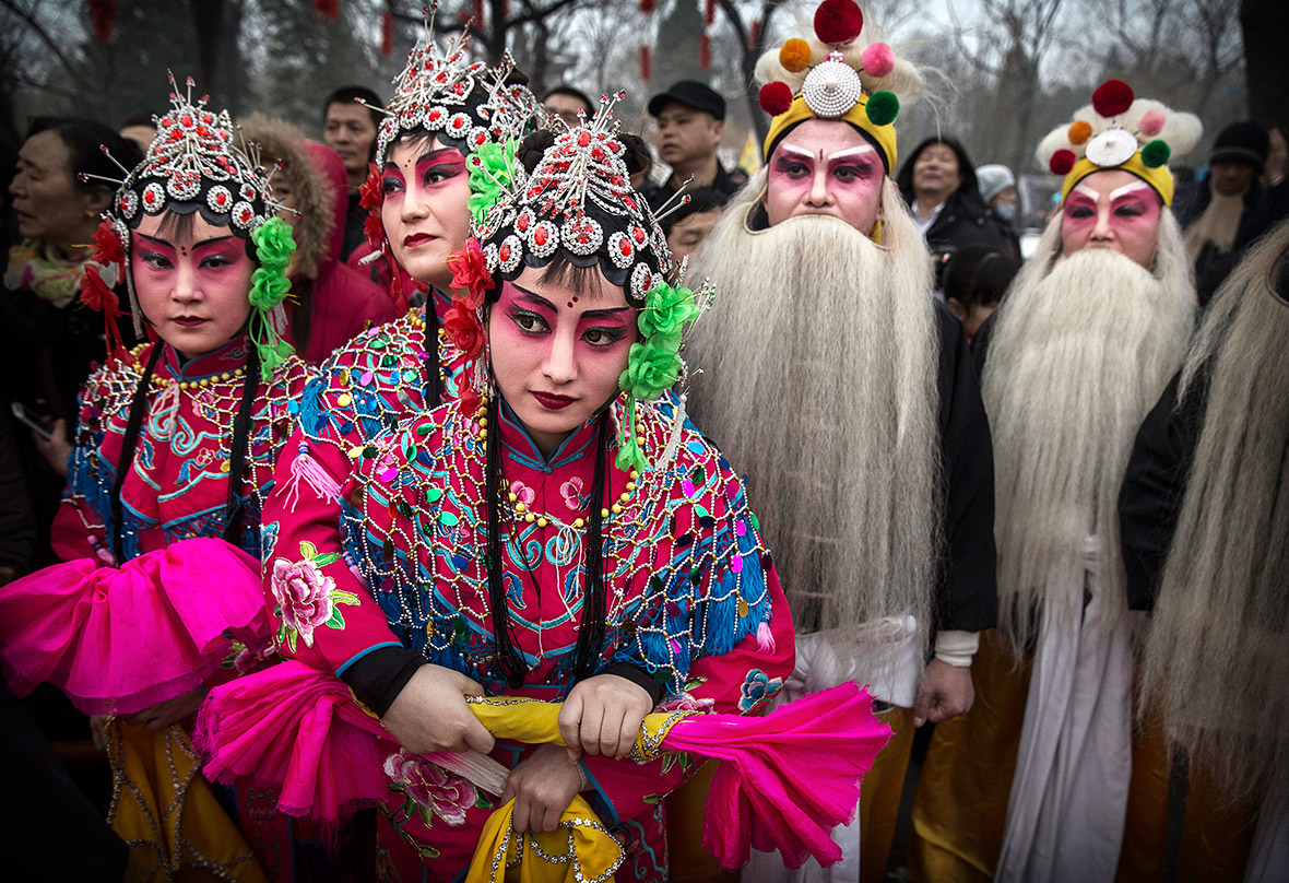 Chinese New Year: Fireworks and dragon dances at Spring Festival temple