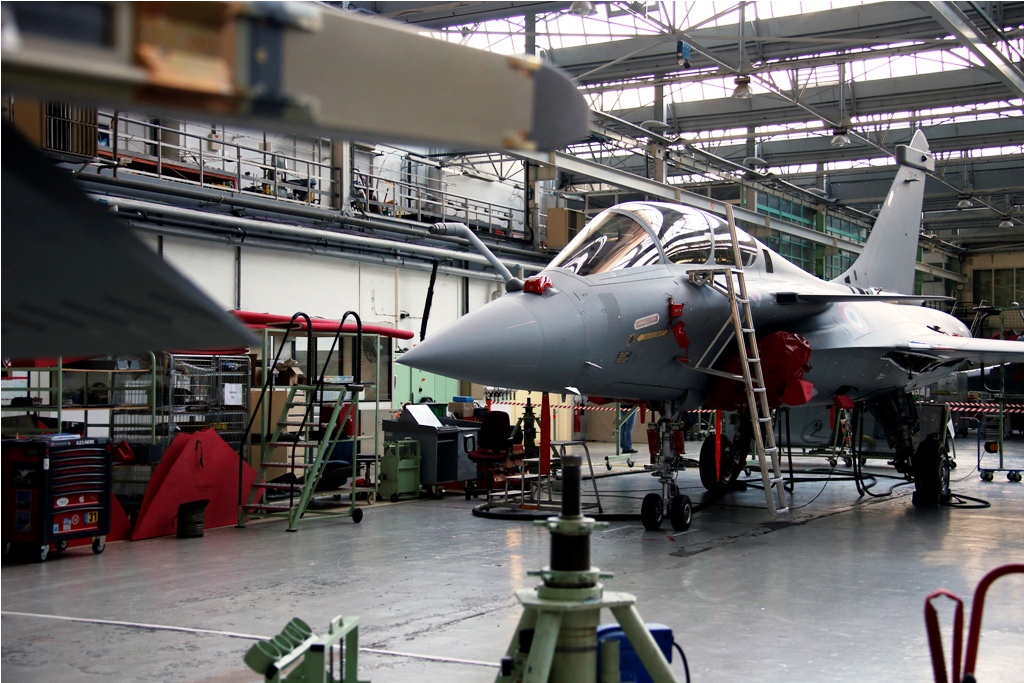 وزير الدفاع الفرنسي : المفاوضات مع الهند بشأن صفقه مقاتلات الرافال تتقدم  Rafale-fighter-jet-assembly-line-france