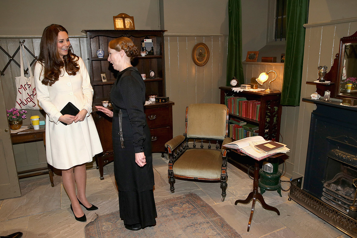 Kate Middleton: Pregnant Duchess of Cambridge visits Downton Abbey set and meets cast ...1180 x 787