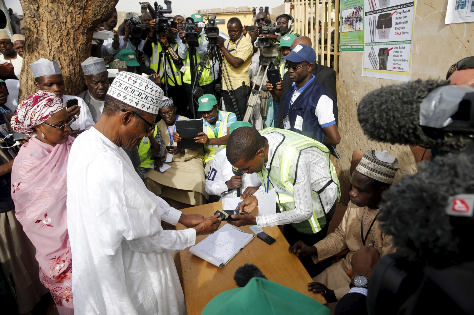 Nigeria voting in key presidential elections amid heavy security