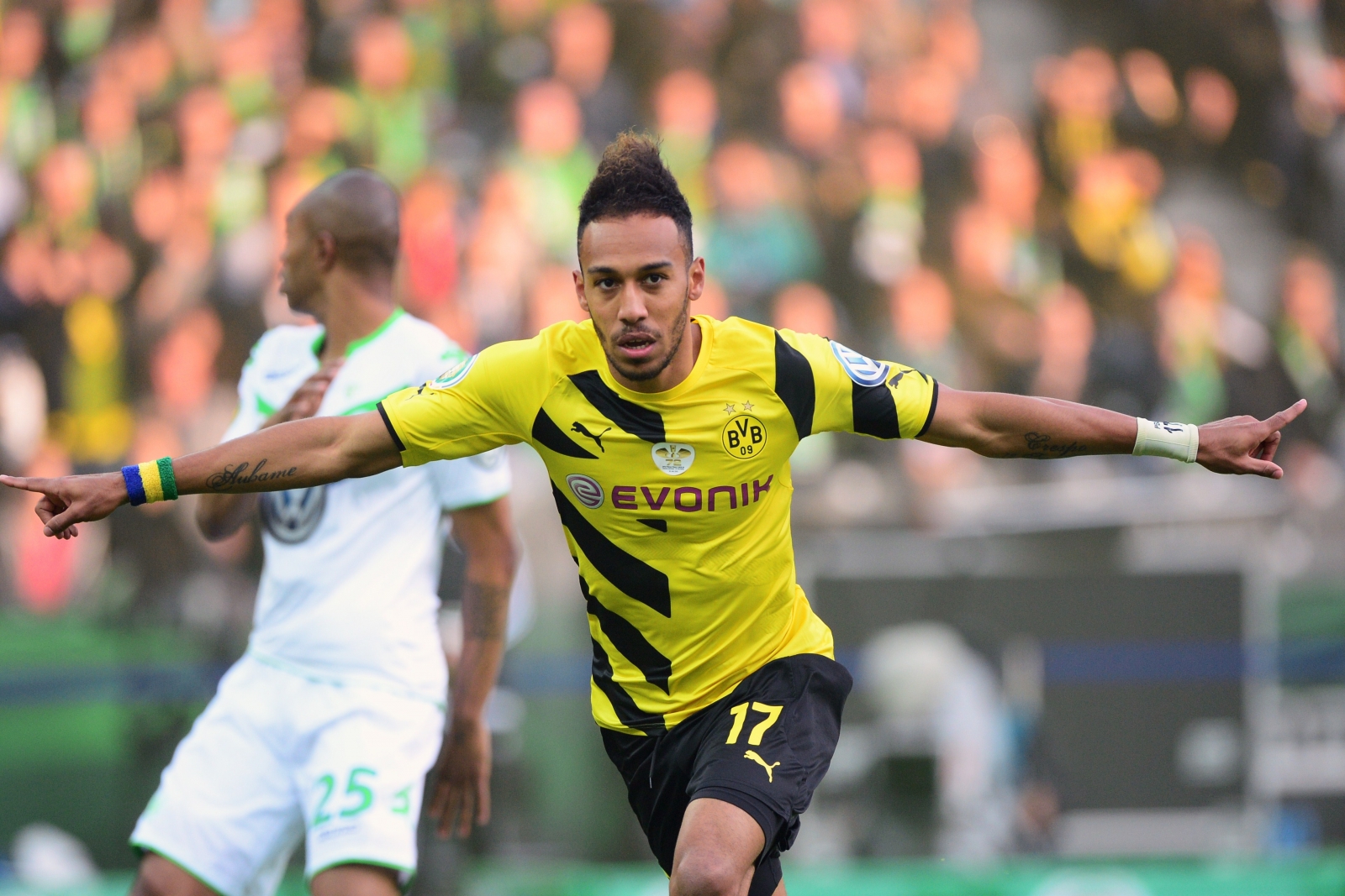 Cabello Café oscuro y peinado sexy de Pierre-Emerick Aubameyang  en 2024