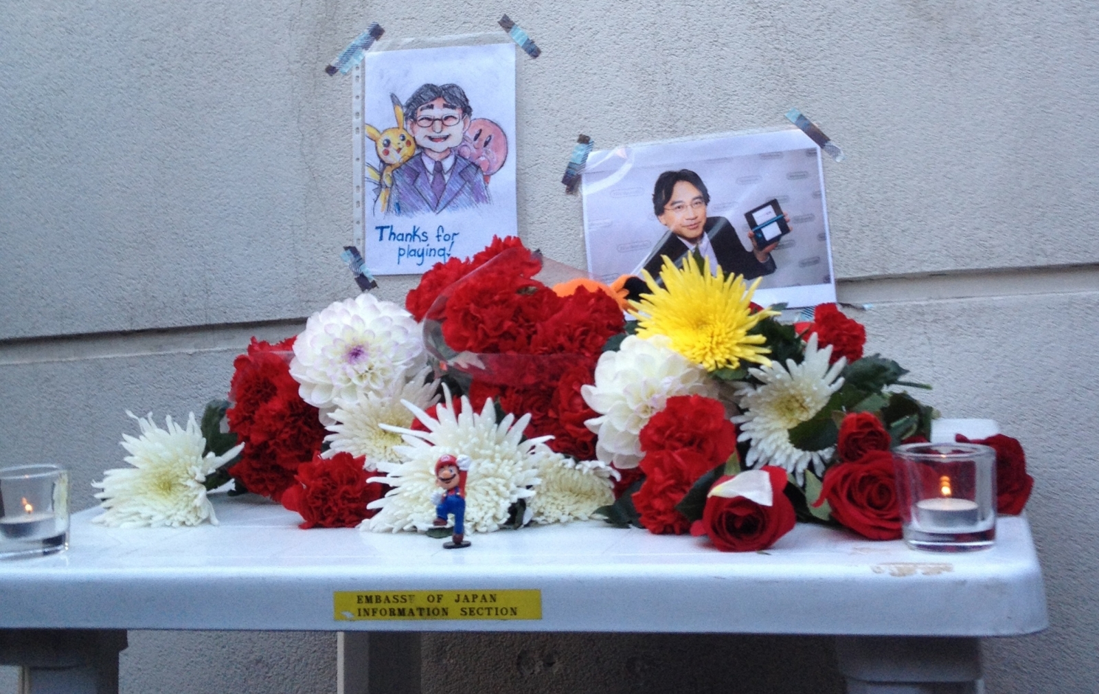 Tributes to Saturu Iwata outside the Japanese Embassy in Moscow