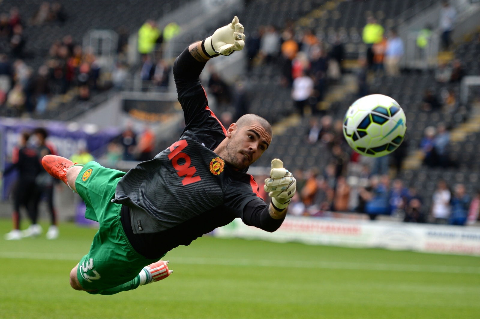 Manchester United Goalkeeper Victor Valdes Hits Back At Louis Van Gaal