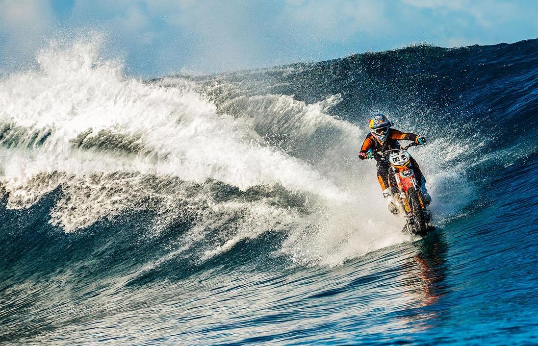 #RobbieMaddison, el #motociclista que 'surfea' con una motociclista que 'surfea' con una moto