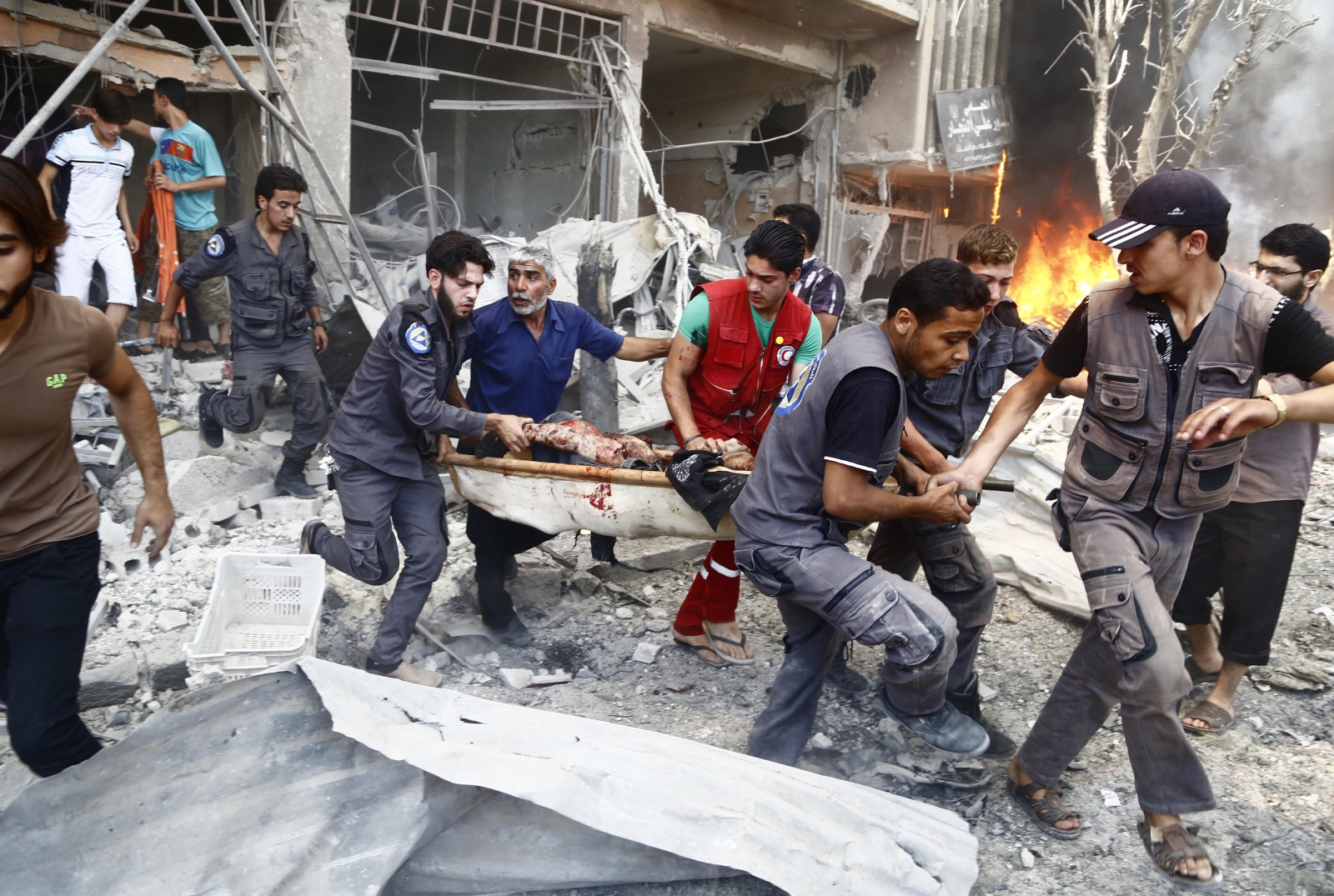 Protezione Civile, Mezzaluna Rrossa e residenti soccorrono i feriti dopo un bombardamento a Douma (Ddamasco). Credit to: Sameer al-Doumy/AFP/Getty Images