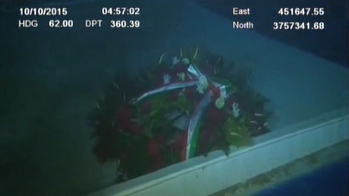 Refugee crisis: Underwater wreath-laying ceremony commemorates 800 migrants dead in April Refugee crisis: Underwater wreath-laying ceremony commemorates 800 migrants dead in April