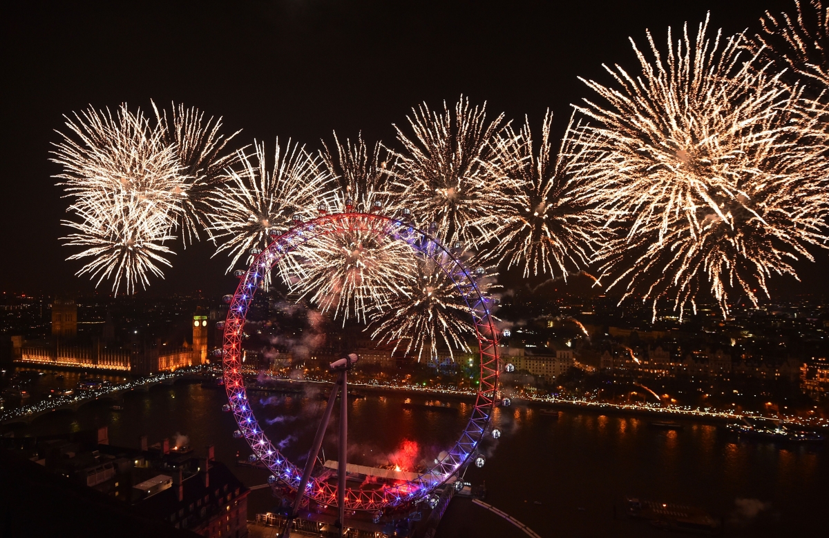 new-year-s-eve-2016-where-to-watch-spectacular-fireworks-around-the-uk