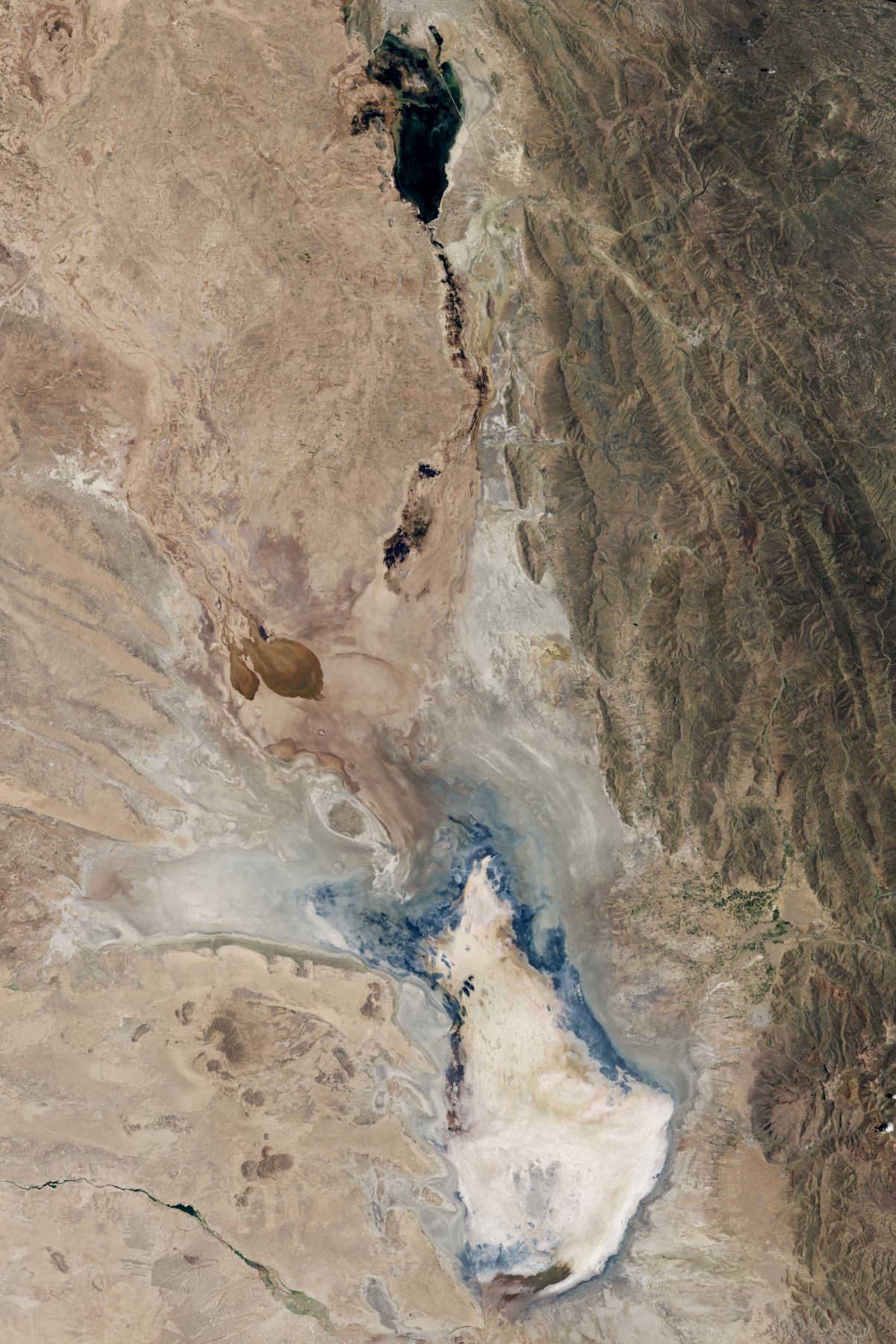 Bolivia's Lake Poopo dries up: Before and after images show the now