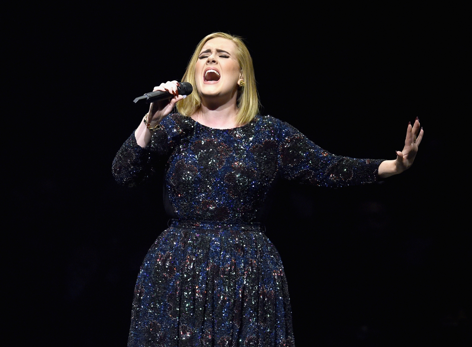 Adele apologises to fans after cold forces her to pull out of US concert1600 x 1175
