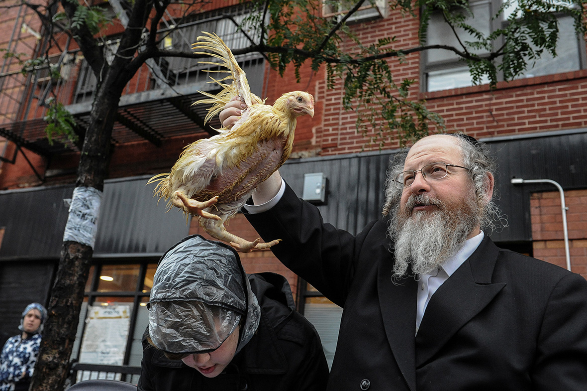 Yom Kippur: Photos of the Tashlich and Kapparot rituals ahead of the