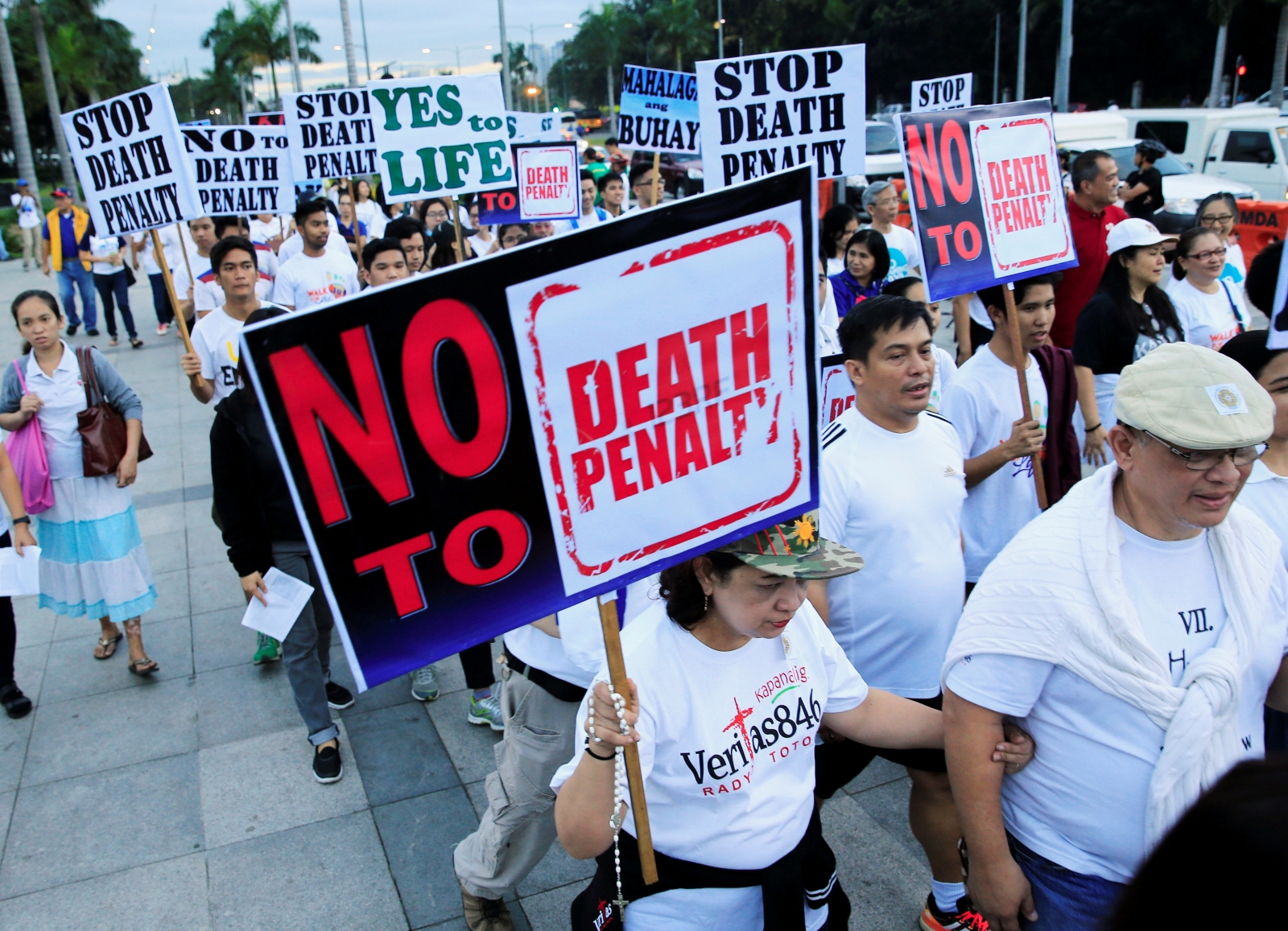 Tens Of Thousands Of Filipino Catholics Protest Against Death Penalty ...