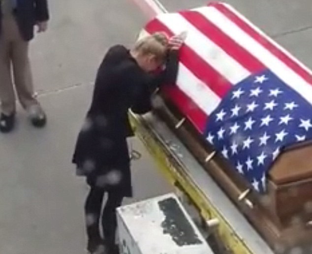 Viral video captures heartbreaking moment widow of Green Beret officer receives his coffin