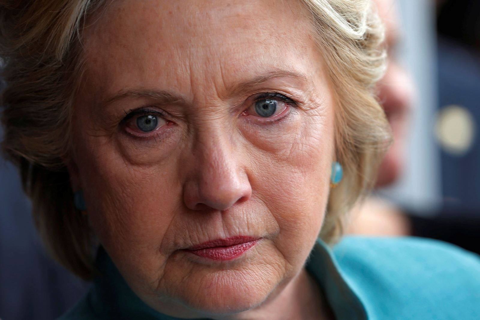 photo-of-hillary-clinton-reading-about-pence-s-emails-sends-internet