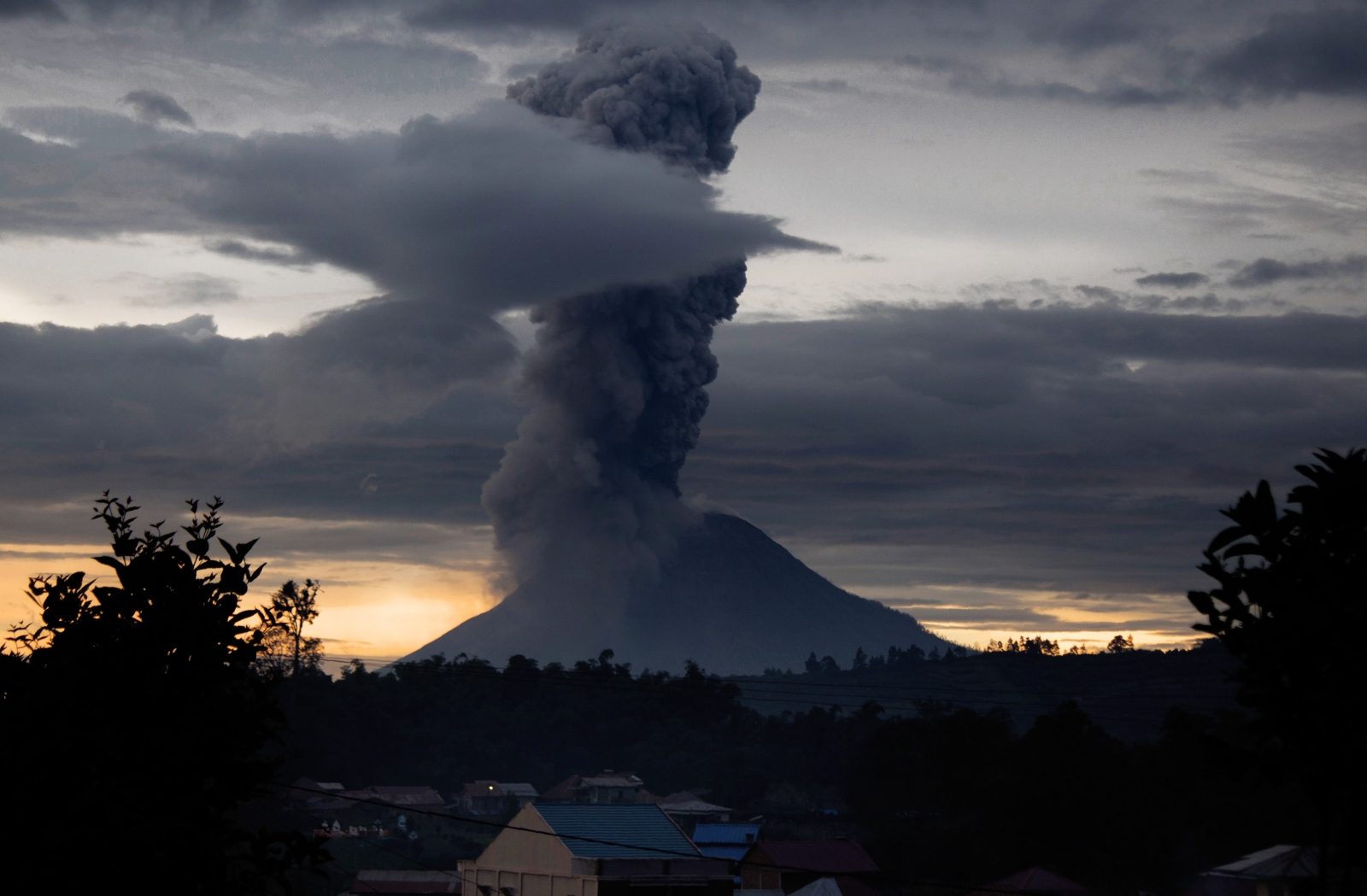8 killed as helicopter on rescue mission to erupting volcano in