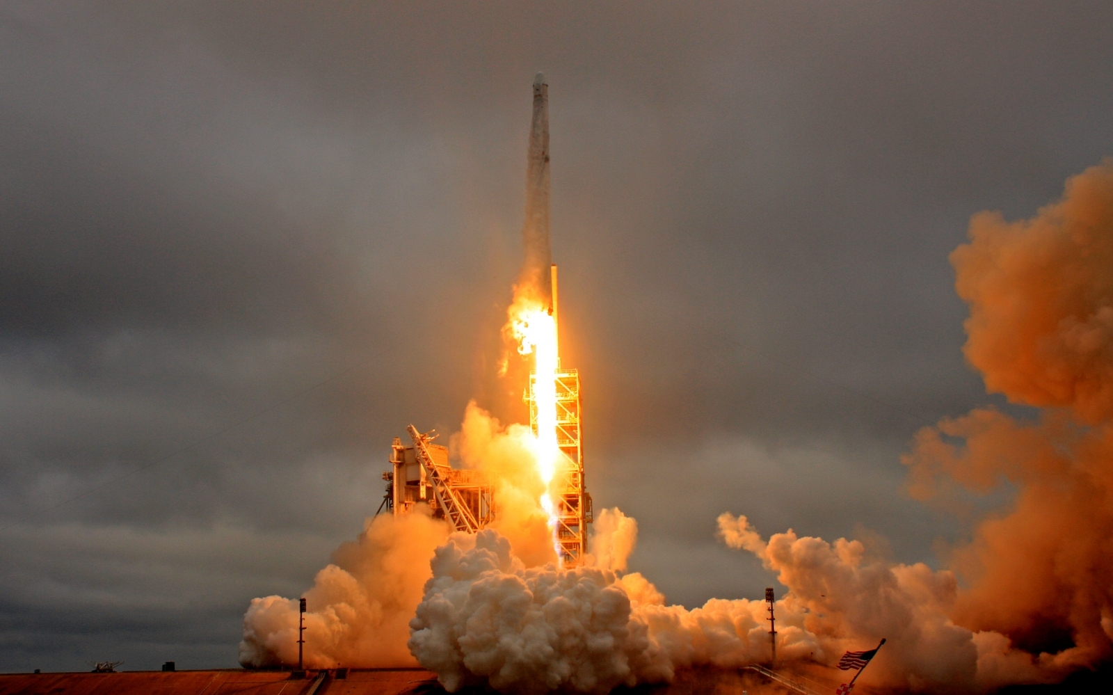 SpaceX Successfully Tests First Stage Cores Of Falcon Heavy Rocket