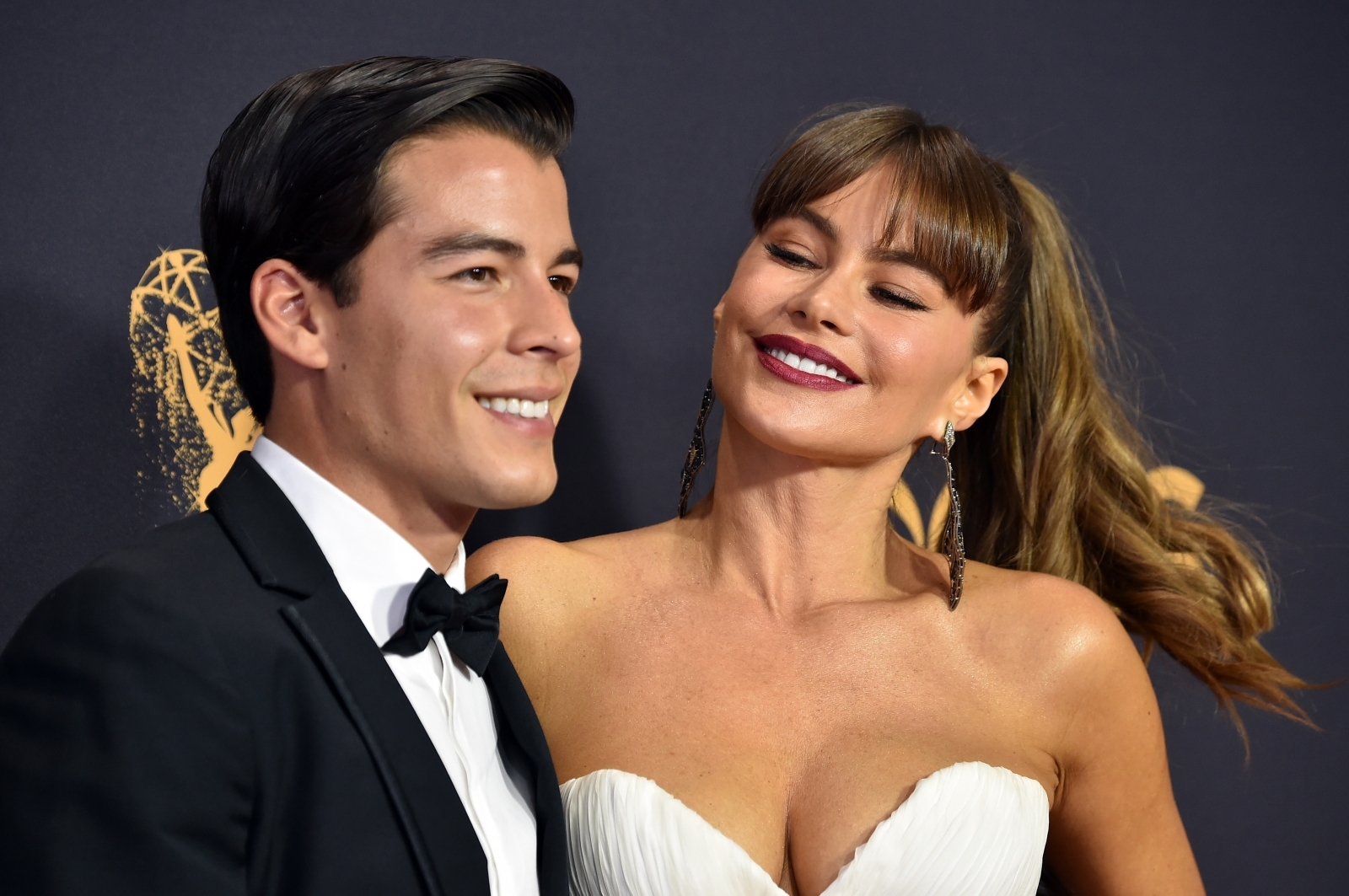 The Internet Cant Get Over Just How Hot Sofia Vergaras Young Date To The Emmys Is 2921