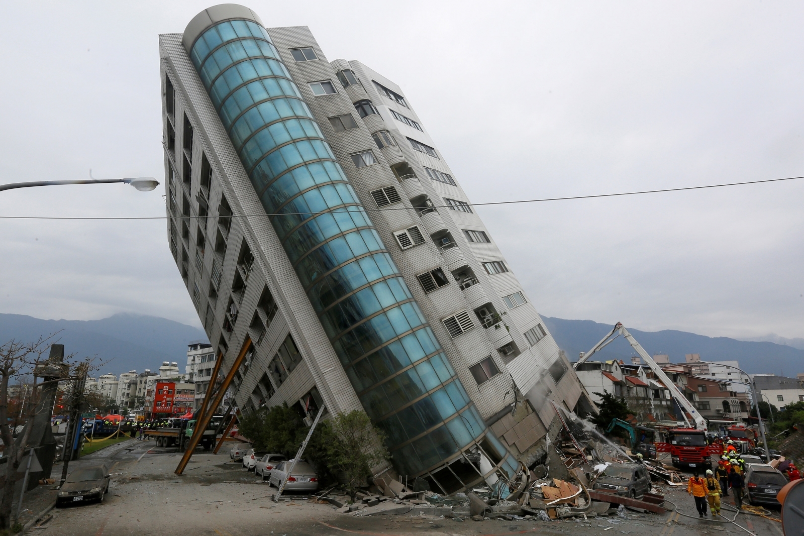 Taiwan earthquake photos Firefighters rescue people from buildings
