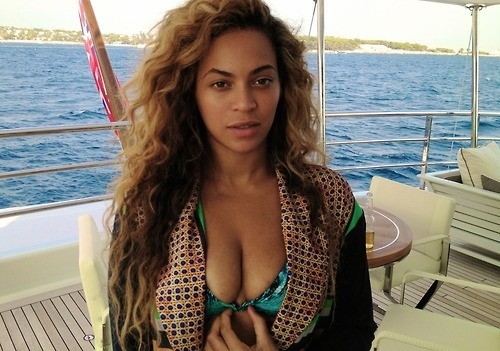 Beyonce posing make-up free on her yacht. Beyonce