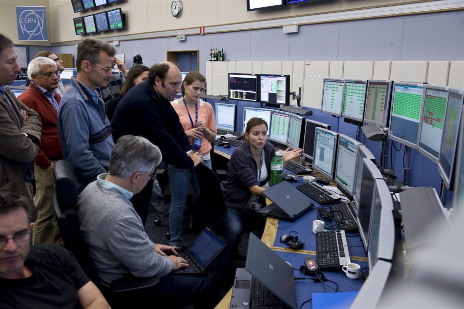 CERN physicists watch the injection of protons and ions into the LHC machine. (Photo: © 2009 CERN) CERN physicists watch the injection of protons and ions into the LHC machine. (Photo: © 2009 CERN)
