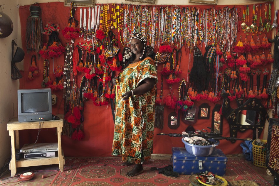 artisan-hally-bara-front-traditional-tuareg-songhai-headdress-source-reuters-joe-penney.jpg