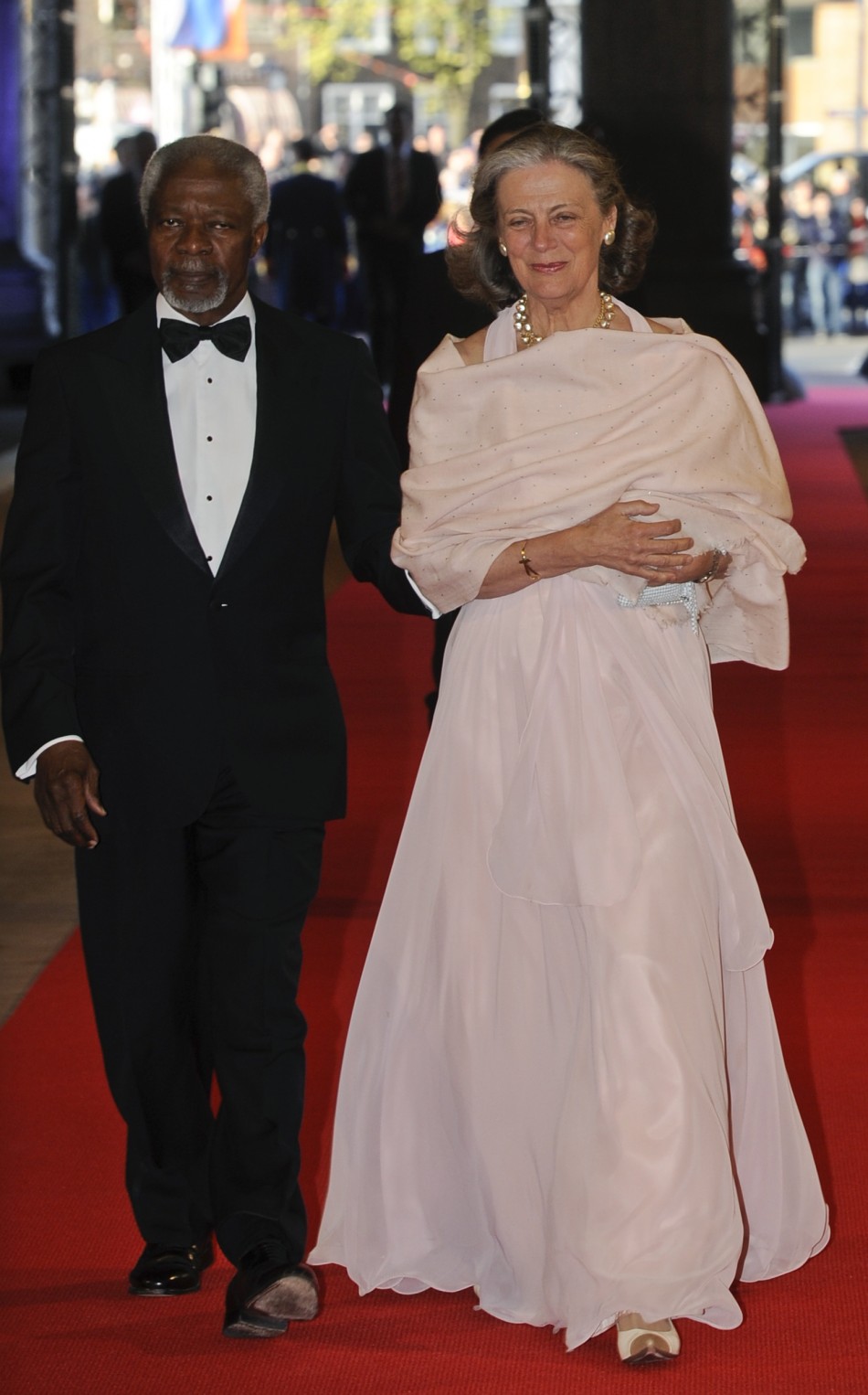 Former U.N. Secretary-General Kofi Annan and his wife Nane (R) arrive at a gala dinner organised on the eve of the abdication of Queen Beatrix of the Netherlands and the inauguration of her successor King Willem-Alexander at the Rijksmuseum in Amsterdam April 29, 2013.