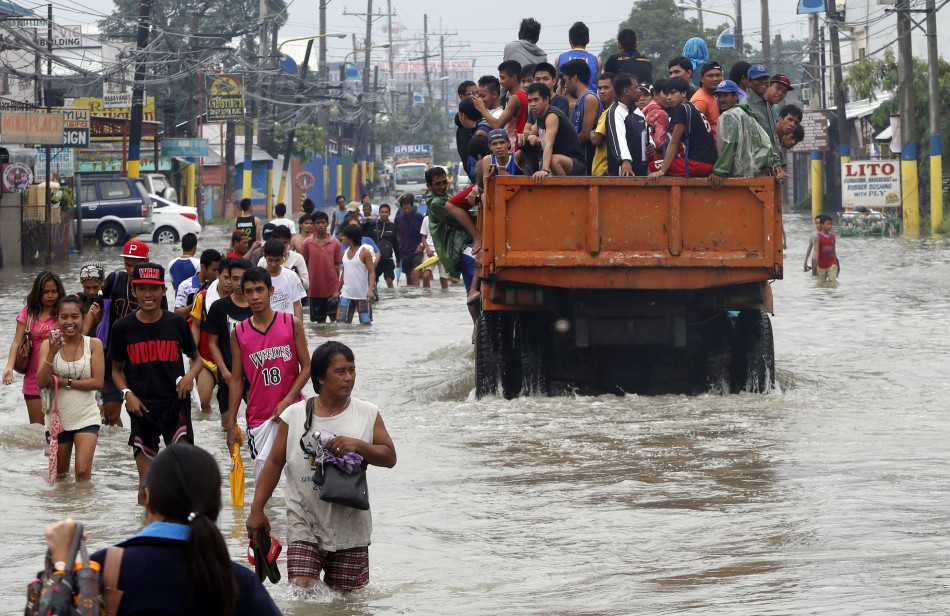 Major floods in Manila as Typhoon Vamco lashes Philippines 