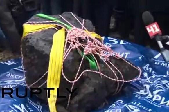 huge-lump-chelyabinsk-meteorite-found-lake-chebarkul-russia.jpg