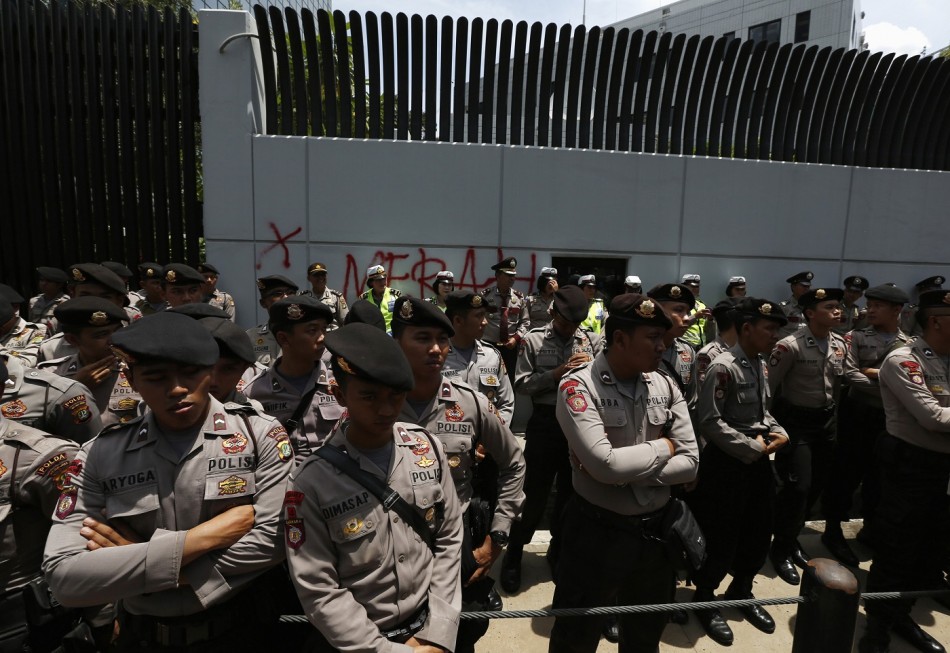 Edward Snowden NSA Scandal: Indonesian Nationalists Burn Australian Flags in AntiSpying Protest 