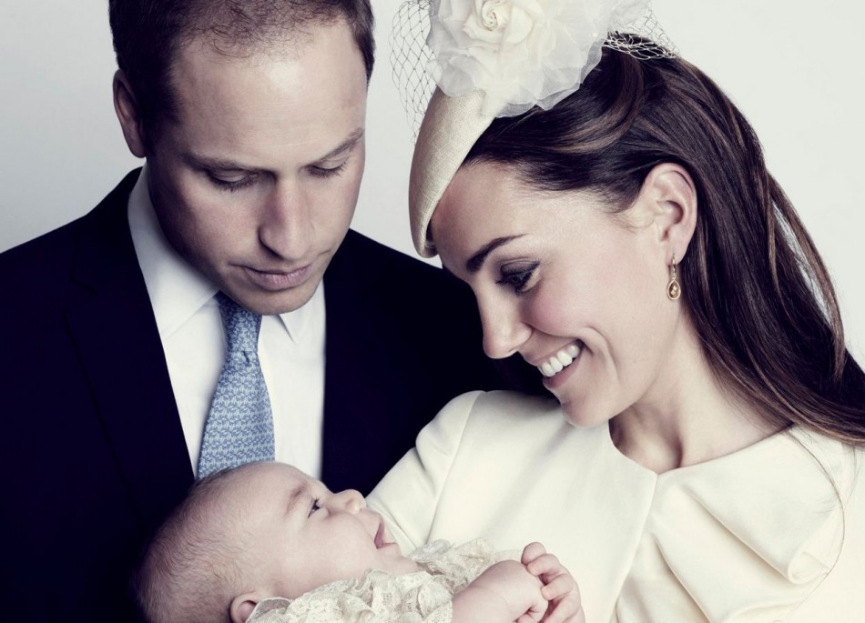 blesses-be-mom-kate-middleton-poses-prince-william-their-son-prince-george-photo-reuters.jpg