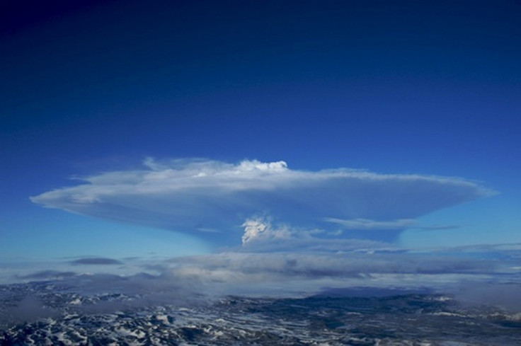 Smoke plume rises from the eruption of the Grimsvotn volcano, under the Vatnajokull glacier in southeast Iceland May 21, 2011. Airlines began cancelling flights to Britain late on Monday because of an ash cloud from an Icelandic volcano reaching its airsp