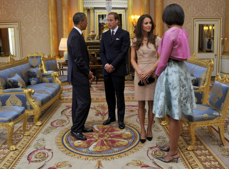 U.S. President Barack Obama (L) and first lady Michelle Obama (R) talk to Britain&#039;s Prince William (2nd L) and Catherine, Duchess of Cambridge, at Buckingham Palace, in London May 24, 2011.
