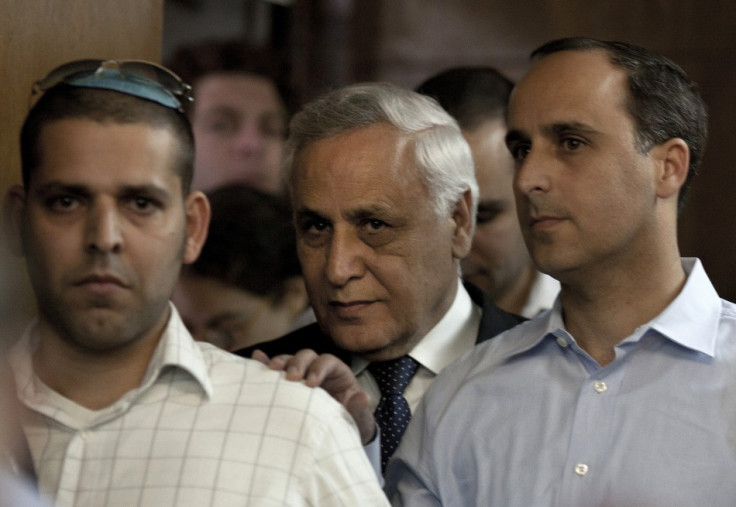 Former Israeli President Moshe Katsav (C) is seen inside the court room at a district court in Tel Aviv March 22, 2011. Katsav was sentenced on Tuesday to seven years in jail for rape, a case that brought shame to Israel&#039;s highest office and sent a f
