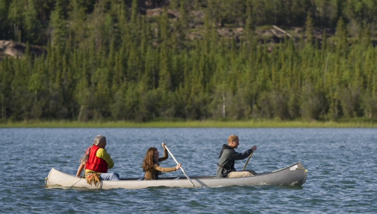 Britain&#039;s Prince William and his wife Catherine, Duchess of Cambridge, paddle a canoe while visiting Blatchford Lake