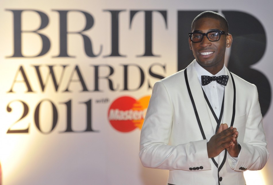 quotEarthquakequot from singer-songwriter Labrinth, featuring rapper Tinie Tempah came second at UK singles charts.
