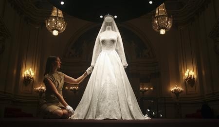 Wedding dress to draw record crowds to London palace