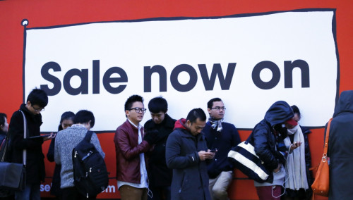 Shoppers Queue Outside Selfridges Shoppers Queue Outside Selfridges