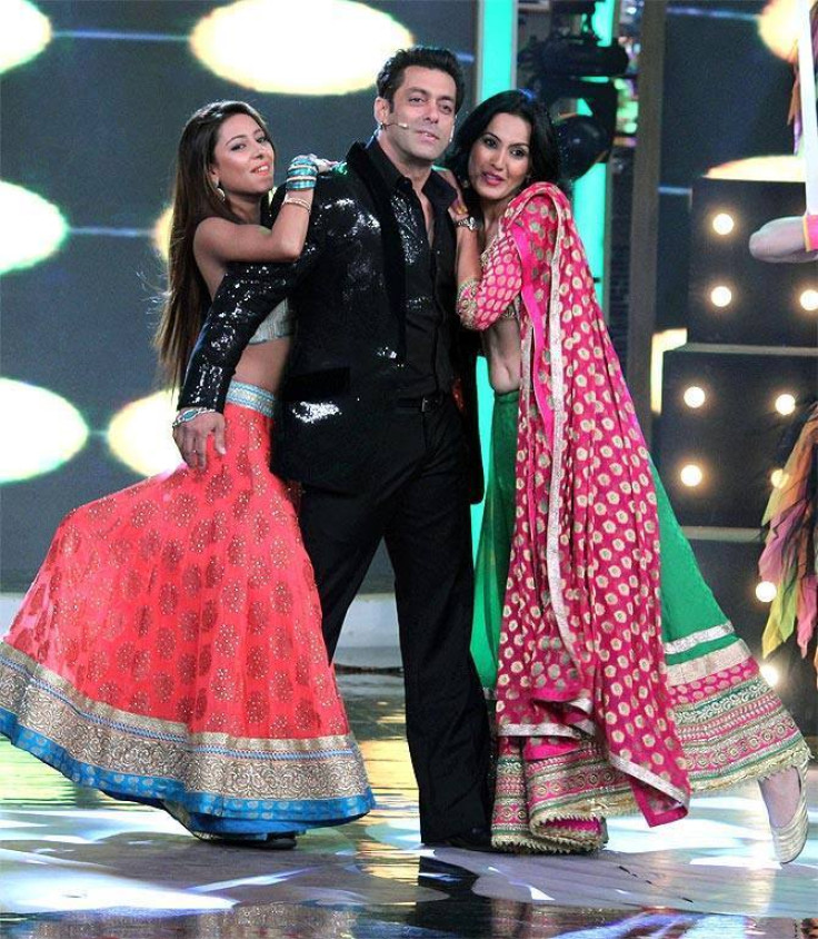 Bigg Boss 7 ex contestants Kamya and Pratyusha perform with Salman Khan