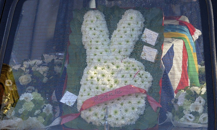 Great Train Robber Ronnie Biggs was laid to rest with a two-fingered floral tribute to the crook
